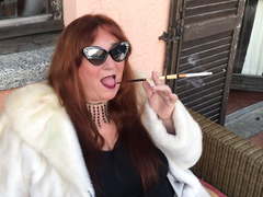 Augusta- A fetish smoker lady with holder and fur