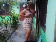 Cuando mi tia Magali esta muy contenta para cogerla