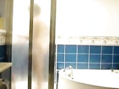 Finally I caught my mum fully nude in bath room
