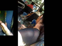 TOCANDO SU CULO MIENTRAS HABLA POR TEL MARIDO BUS