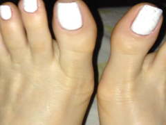 I love to pose and show my feet and toes